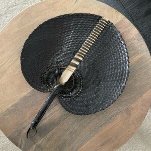 Large woven paradisio fan in black